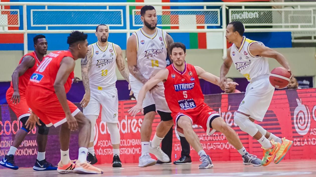 Gianlucca Bacci defiende, a la vista de Tony Trocha y Juan Tello. 