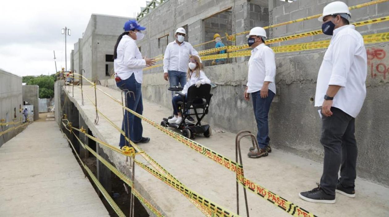 La gobernadora Elsa Noguera durante la inspección de la obra. 