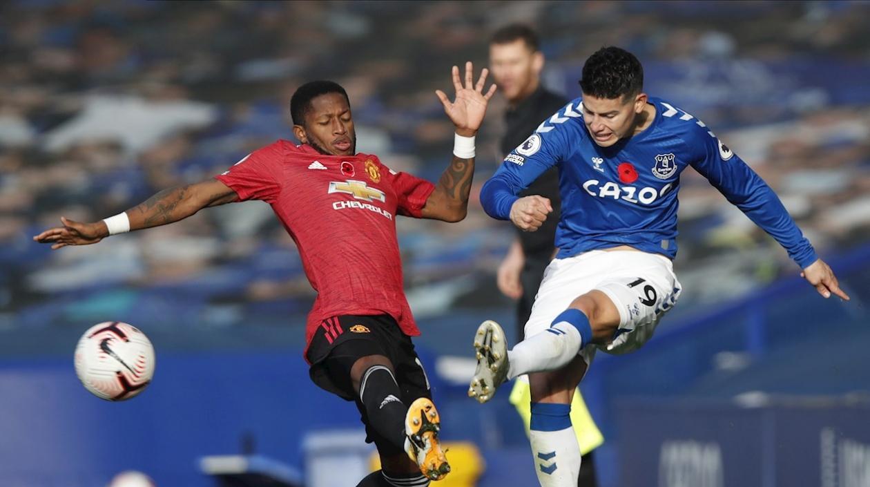 James Rodríguez ante la marca de Fred. 