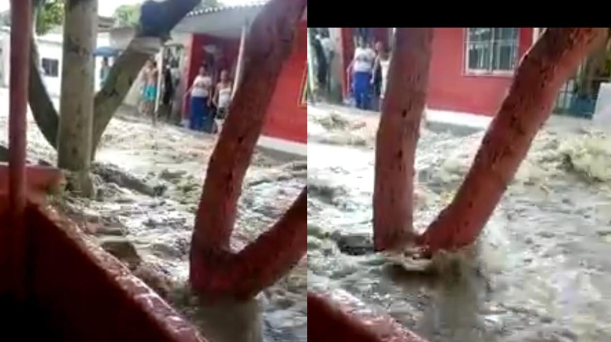 Arroyo desbordado en el barrio Villa Carmen II, en Soledad. 