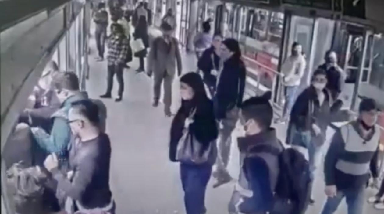 Modalidad de 'cosquilleo' en una estación de Transmilenio. 