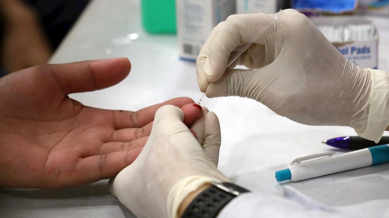 Pruebas para rastrear el coronavirus siguen realizándose en varias regiones de Colombia.