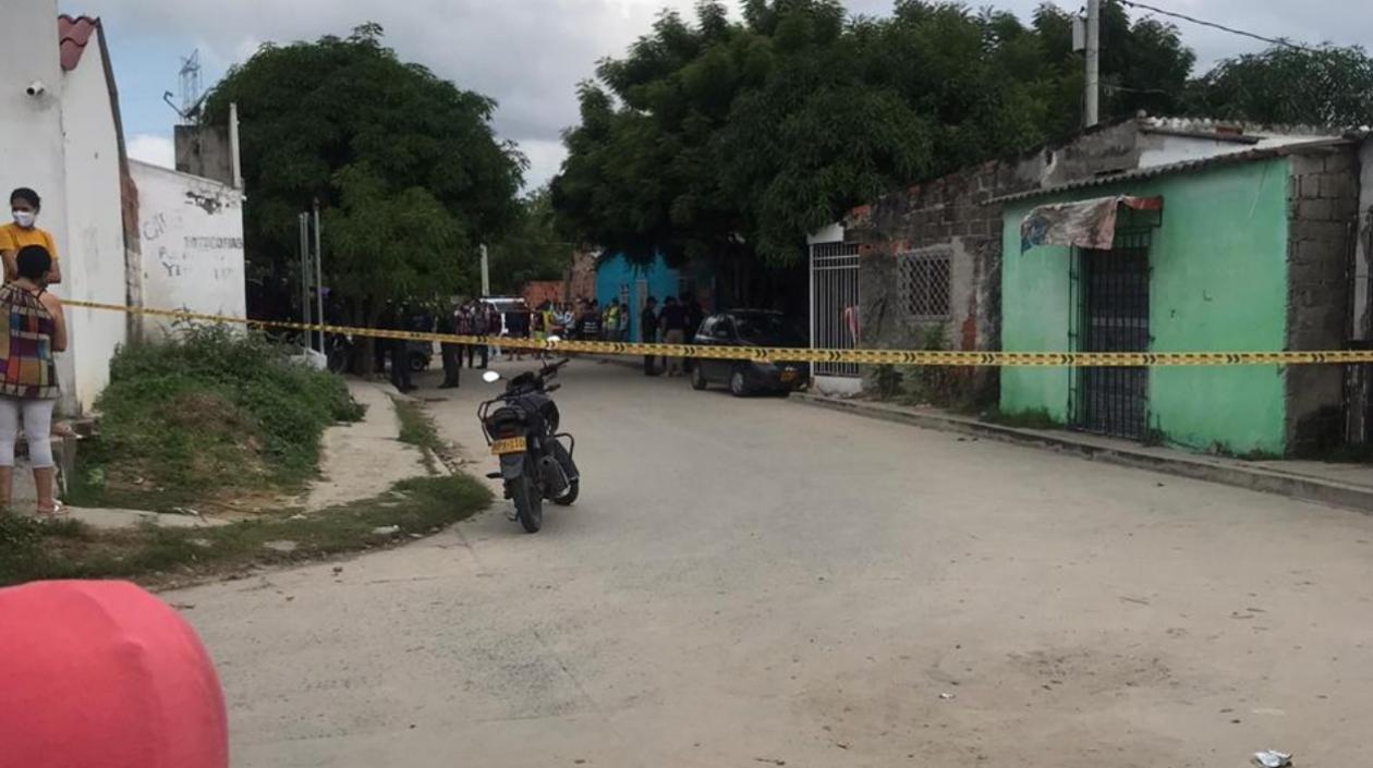 La Policía acordonó el lugar donde ocurrió el crimen. 
