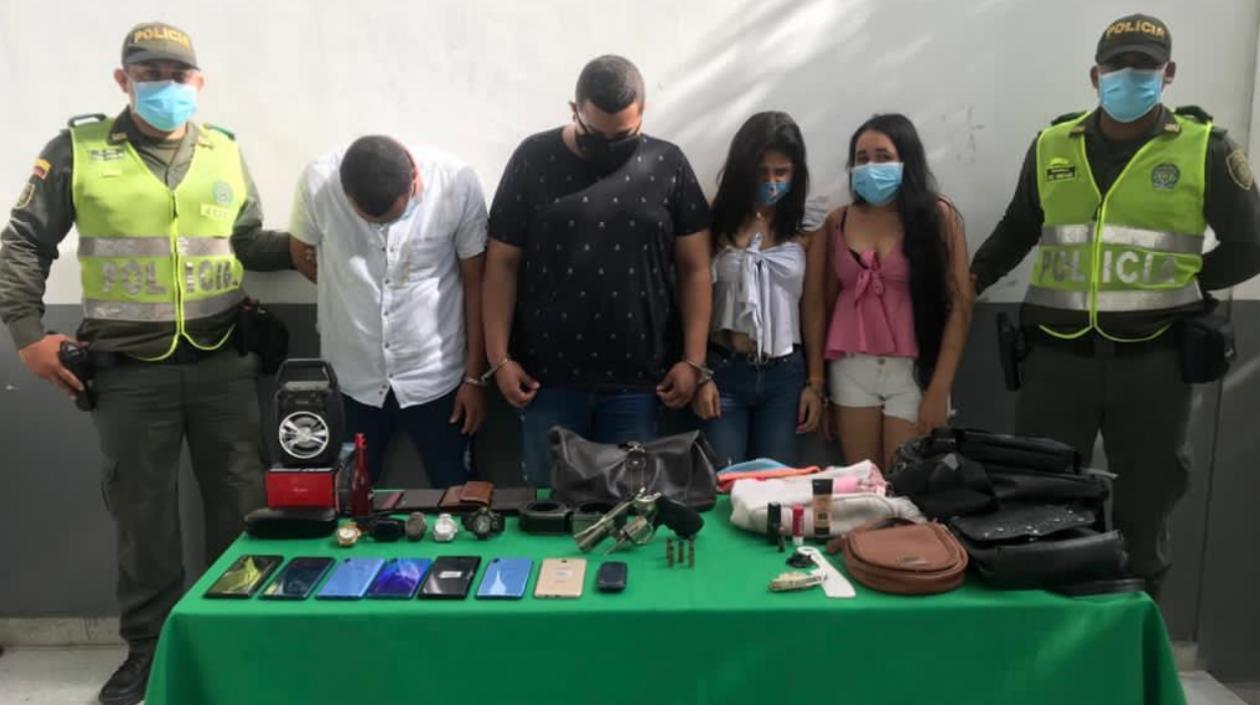 Los cuatro capturados con los elementos recuperados. 