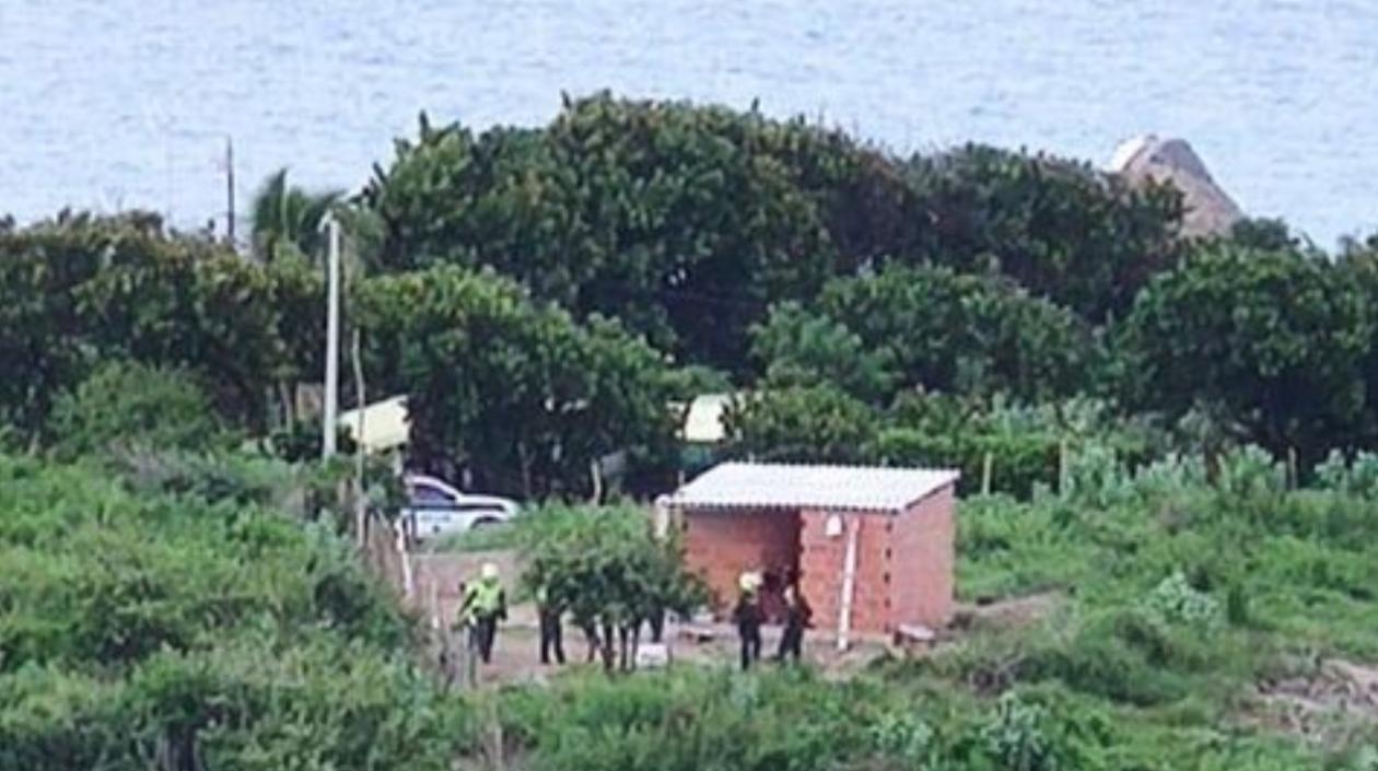 La Policía llegó al lugar donde ocurrió el crimen. 