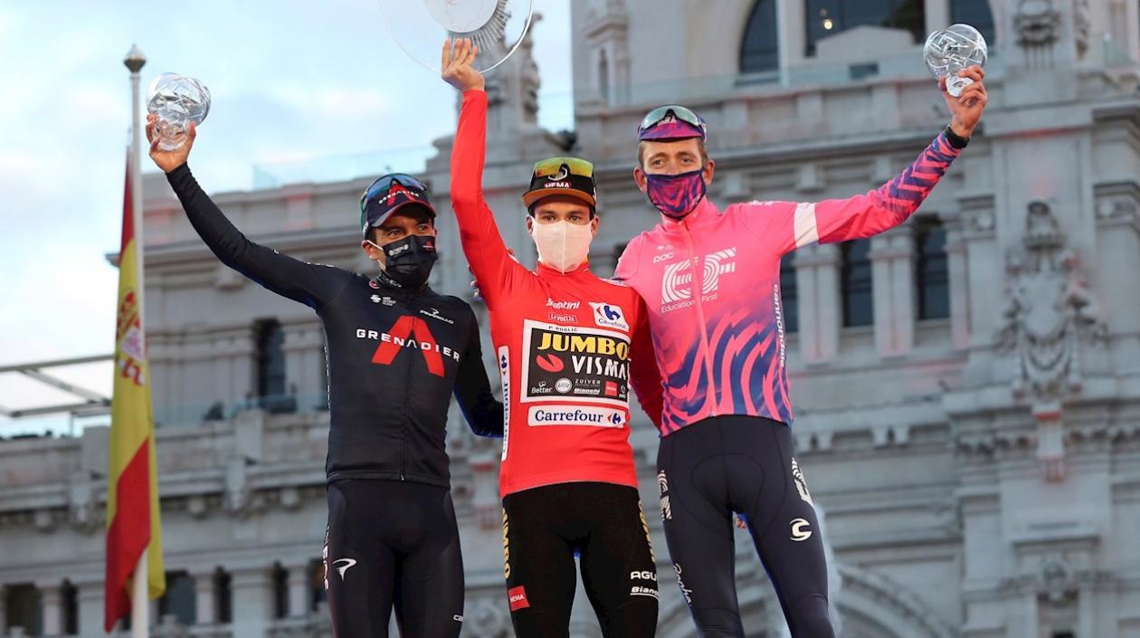 Primoz Roglic, ciclista esloveno, en lo más alto del podio. 