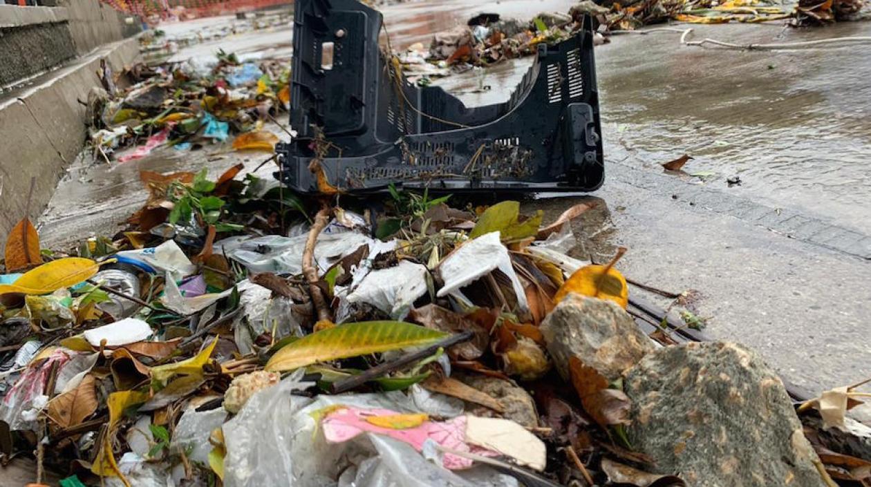 Residuos sólidos en las rejillas.