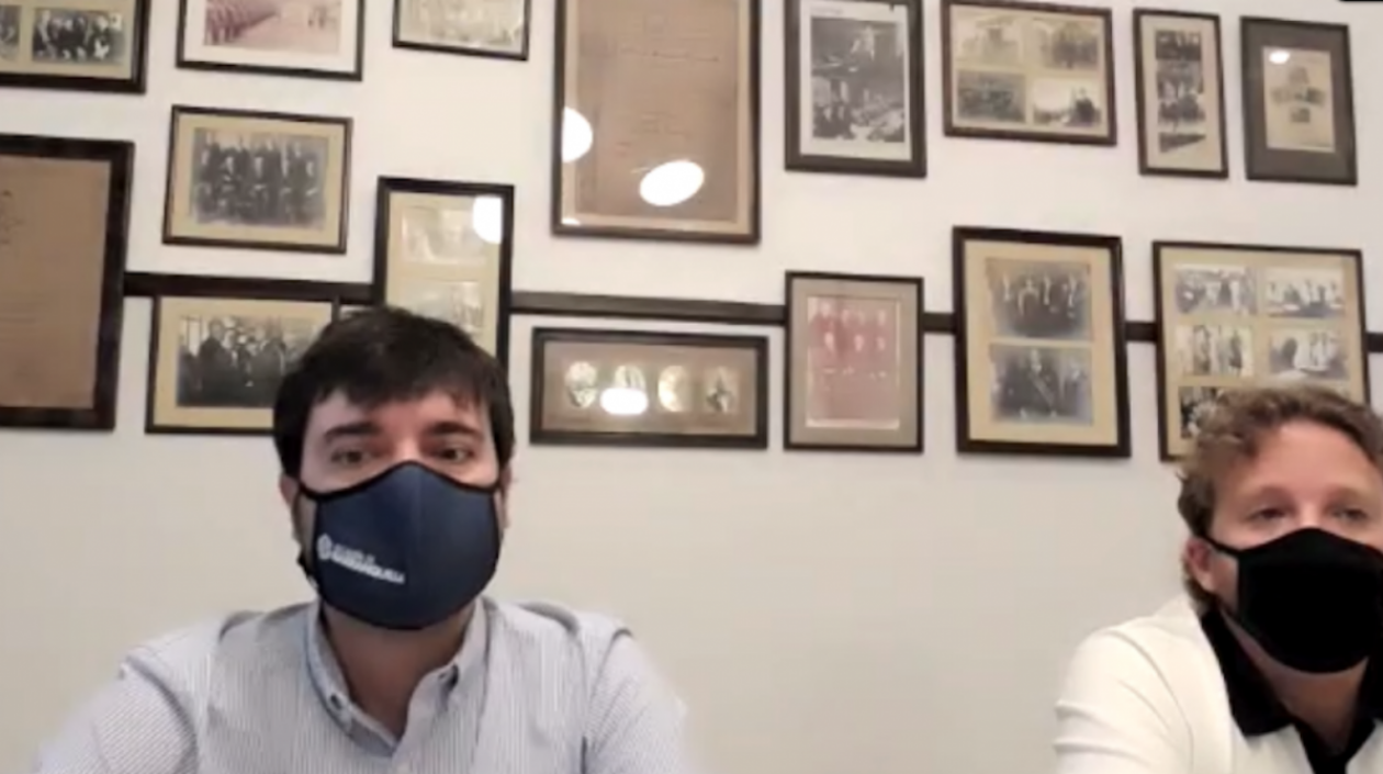 Jaime Pumarejo, Alcalde de Barranquilla, y el Secretario General, Carlos Acosta, durante la rueda de prensa.