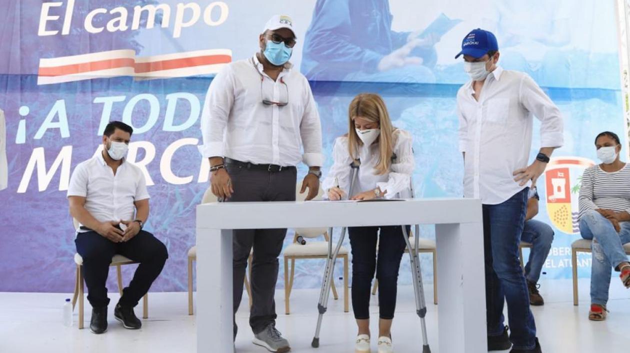 La Gobernadora del Atlántico, Elsa Noguera, con el Director de la CRA Jesús León.