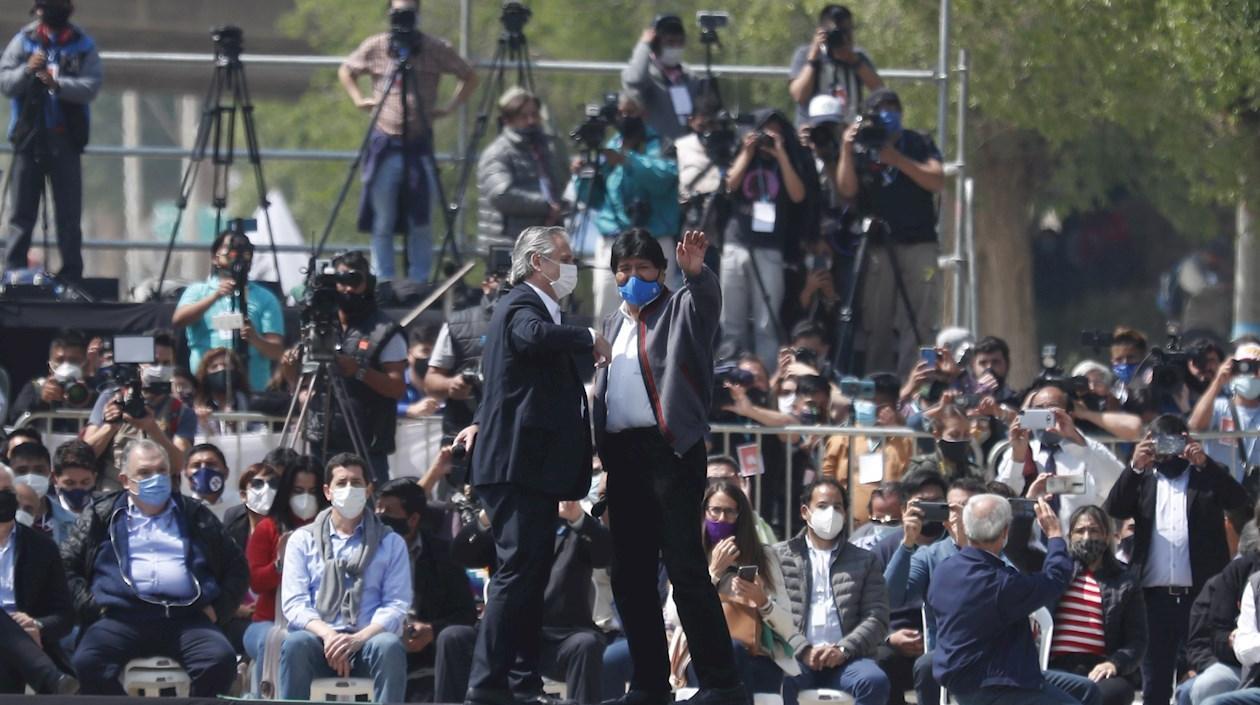  El expresidente de Bolivia Evo Morales, acompañado del presidente de Argentina, Alberto Fernández, saluda a su llegada hoy en Villazón, población boliviana en la frontera con Argentina.