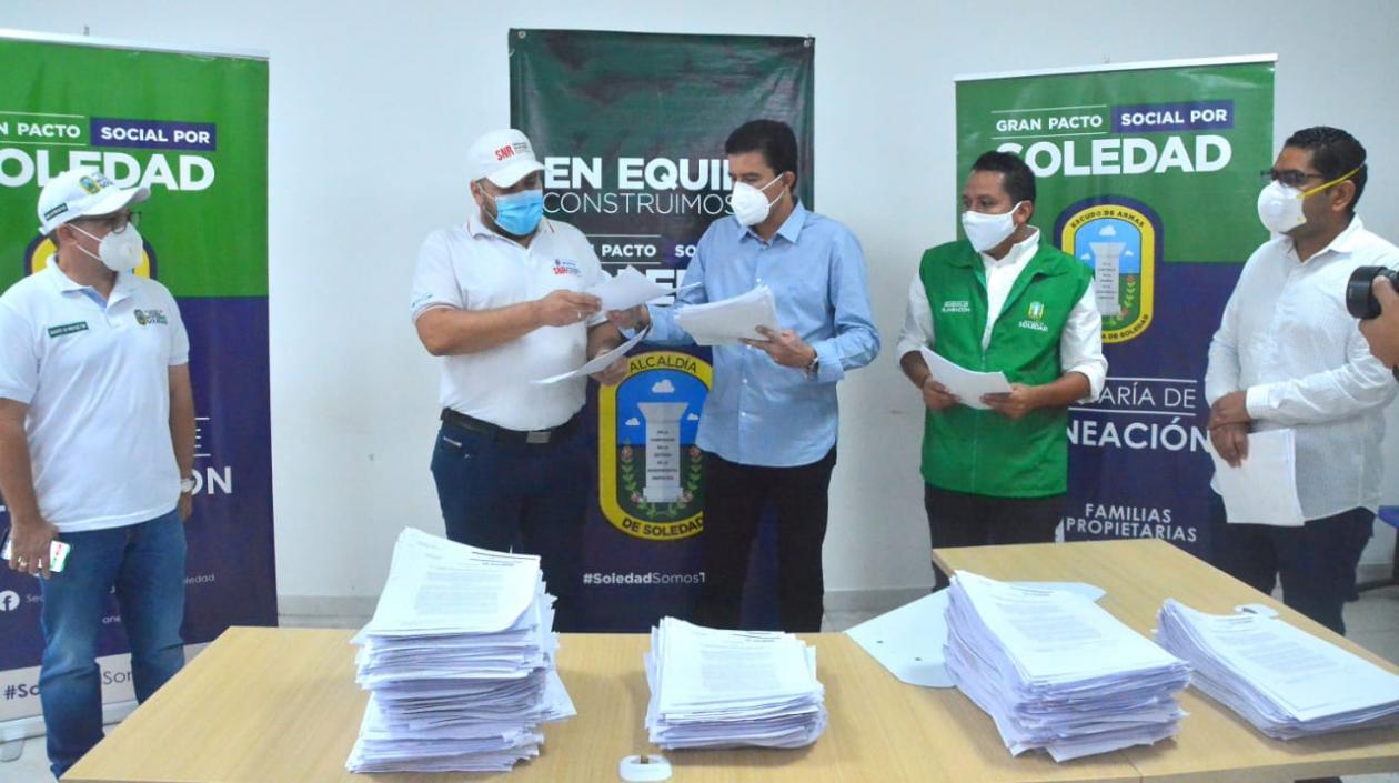 El alcalde Rodolfo Ucrós en la Oficina de Instrumentos Públicos. 