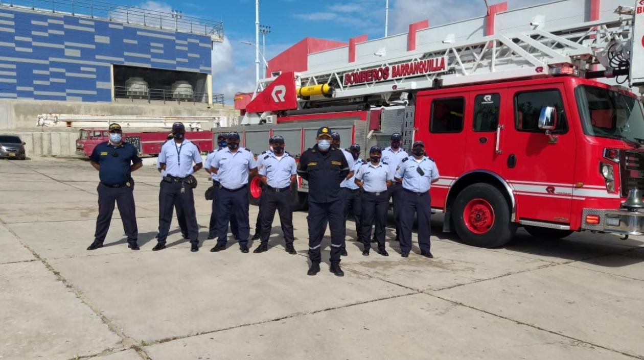 El capitán Jaime Pérez junto a parte de su equipo del Cuerpo de Bomberos de Barranquilla. 