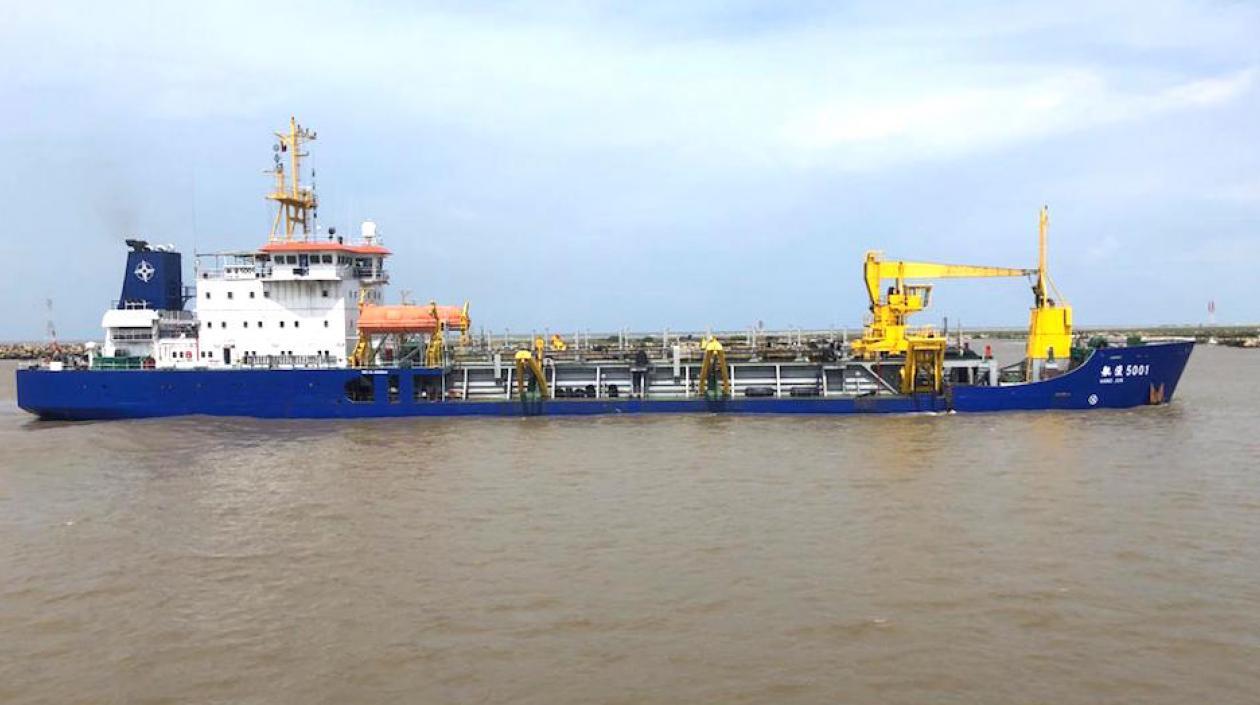 La draga Hang Jun 5001 en el puerto de Barranquilla.