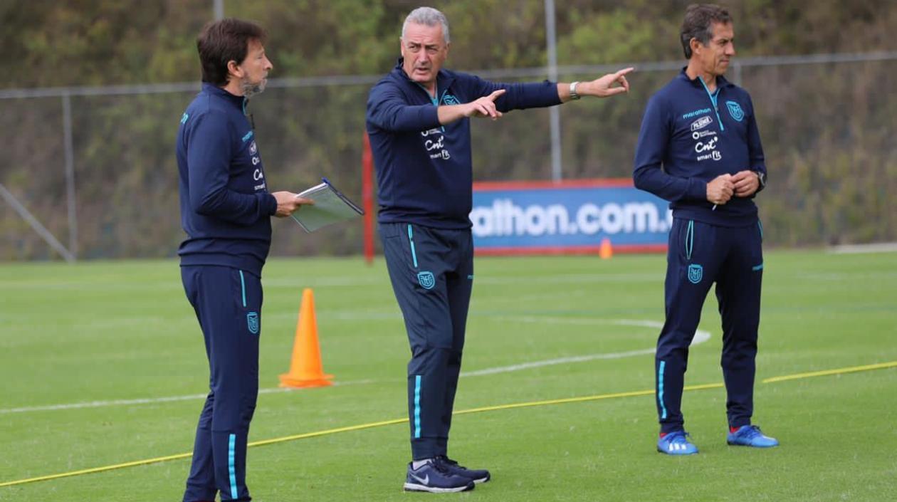 Gustavo Alfaro, técnico de Ecuador, da instrucciones a sus asistentes. 
