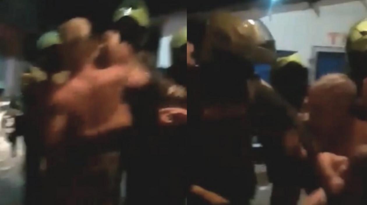 Momento del enfrentamiento entre la Policía y la comunidad. 