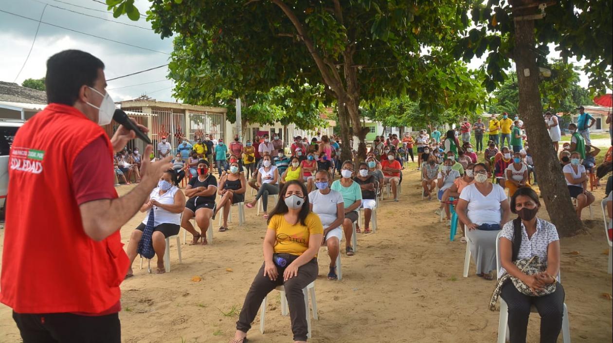El alcalde Rodolfo Ucrós en el barrio Villa Katanga II. 