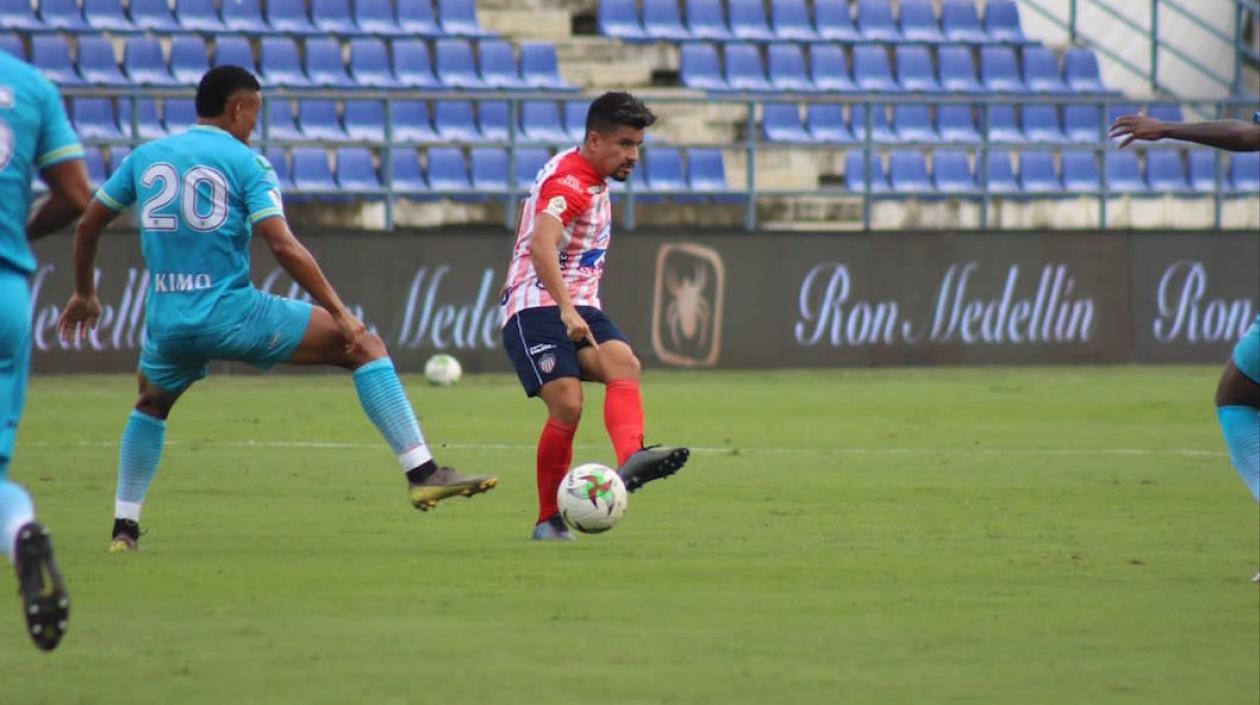 Sherman Cárdenas rematando al arco de Robinson Zapata ante la marca de Fabián Mosquera.