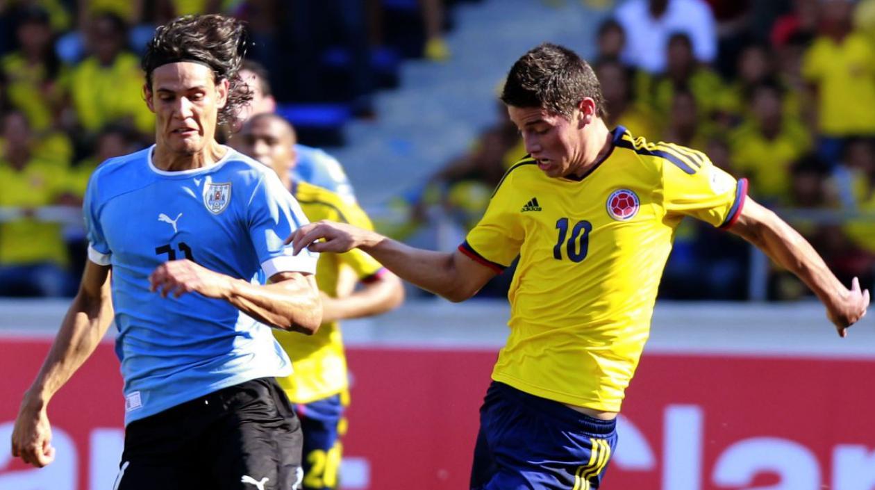 James Rodríguez ante la marcar de Edison Cavani, en 2012.