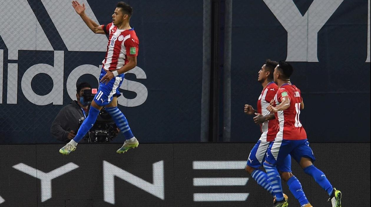 El paraguayo Ángel Romero festejando la apertura del marcador en Buenos Aires.