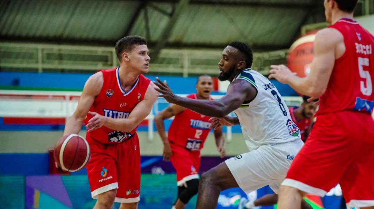 Hansel Atencia maneja la pelota ante la mirada de Gianluca Bacci.