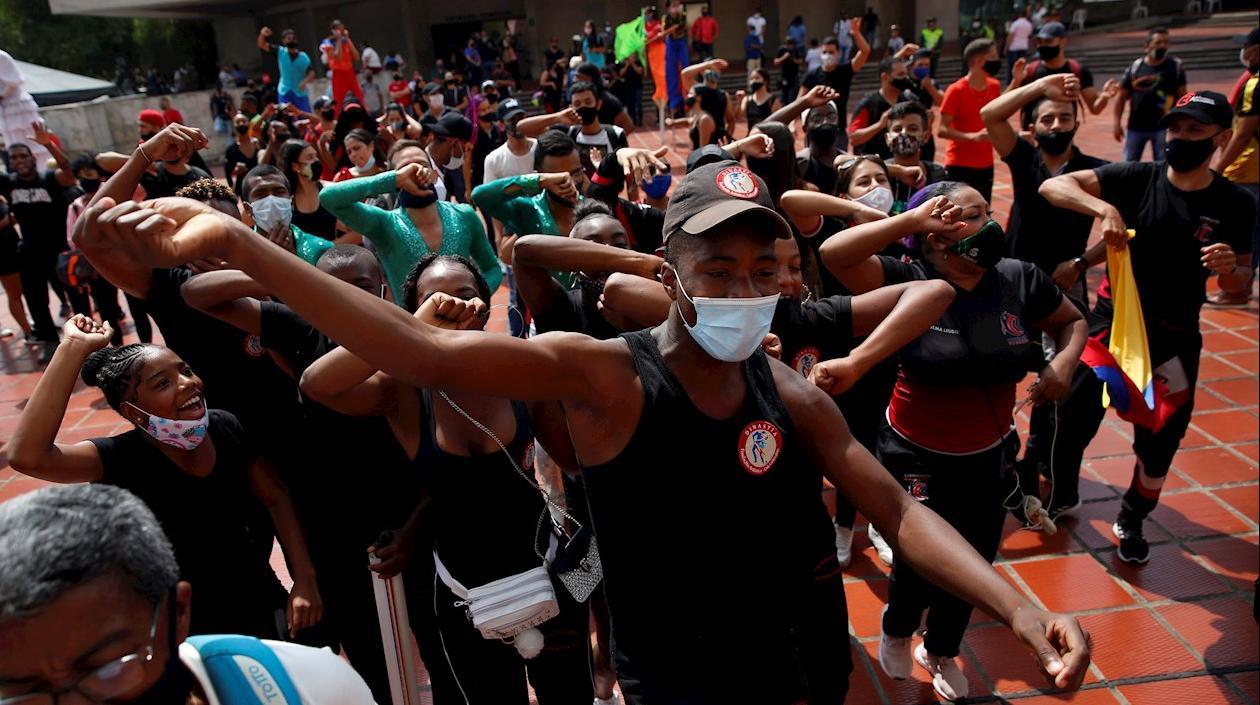 Bailarines de salsa realizan un plantón pidiendo que en Cali se celebre la tradicional feria de fin de año de manera virtual, hoy en Cali (Colombia).