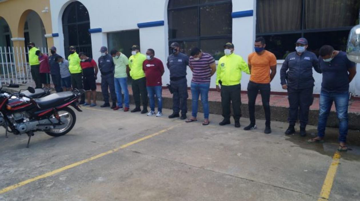 Presuntos integrantes de la banda tras ser capturados. 