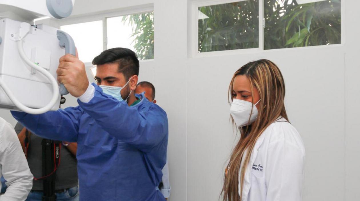 La Gerente de la ESE Hospital de Malambo, Eimy Carmargo, recibiendo los equipos.