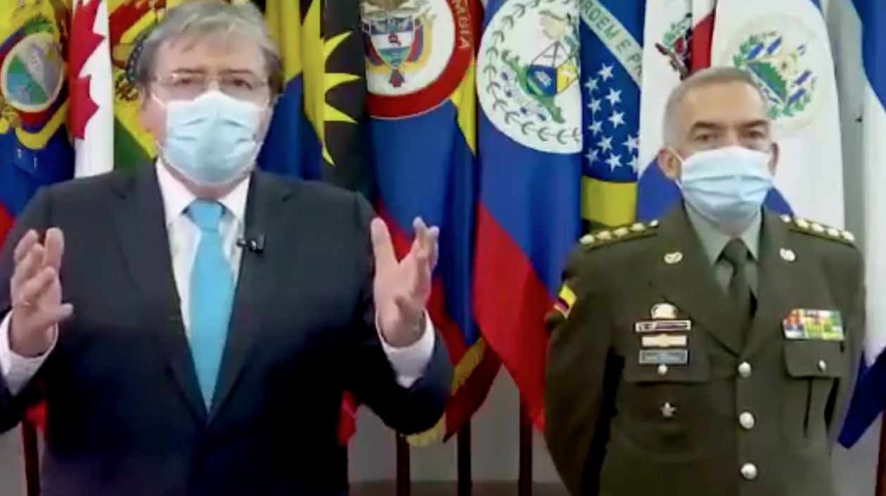 Carlos Holmes Trujillo y el general Oscar Atehortúa.