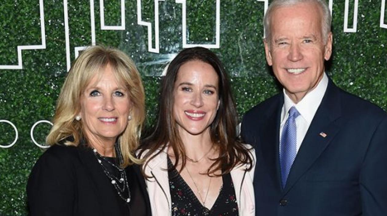 Los Biden, con Ashey al centro.