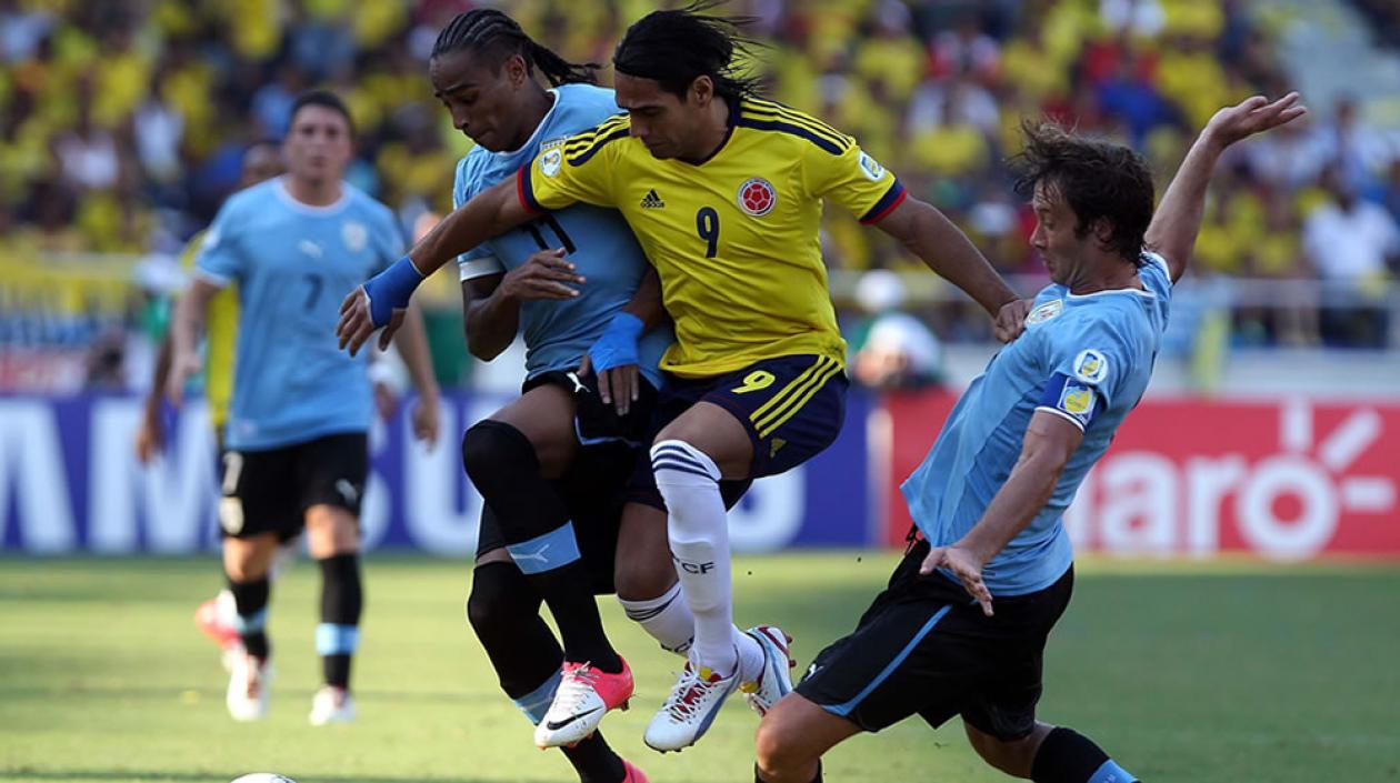 Falcao García ante la marca de Álvaro Pereira y Diego Lugano. 