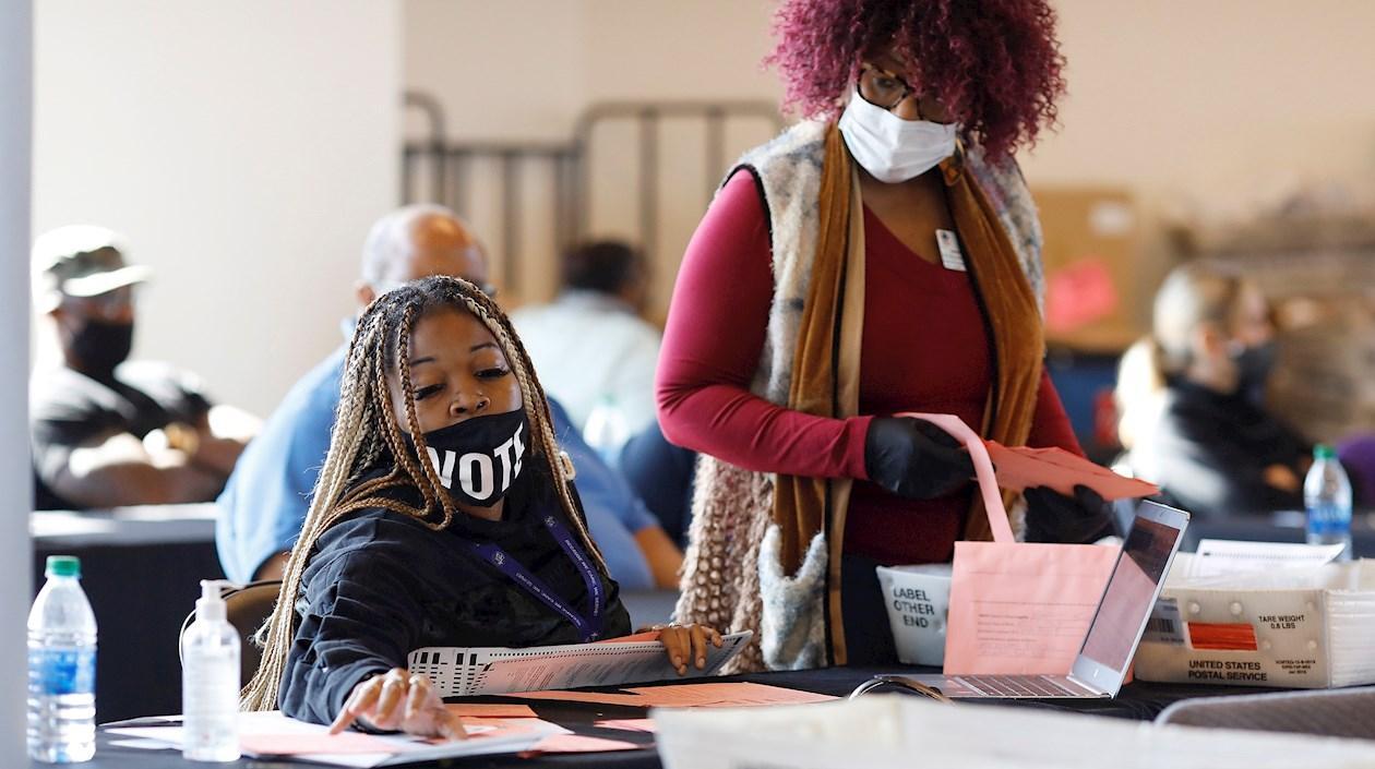 Georgia lleva a cabo recuento a mano de los cerca de cinco millones de votos.