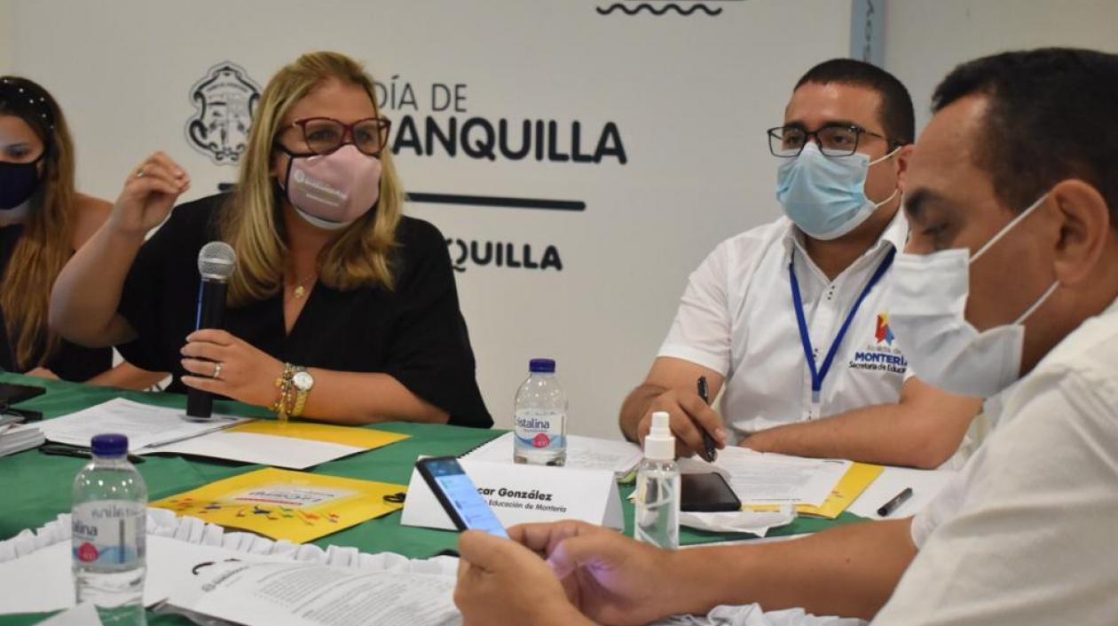 Secretaria de Educación, Bibiana Rincón, con los titulares de Montería y Valledupar, Óscar González e Iván Bolaños, respectivamente.
