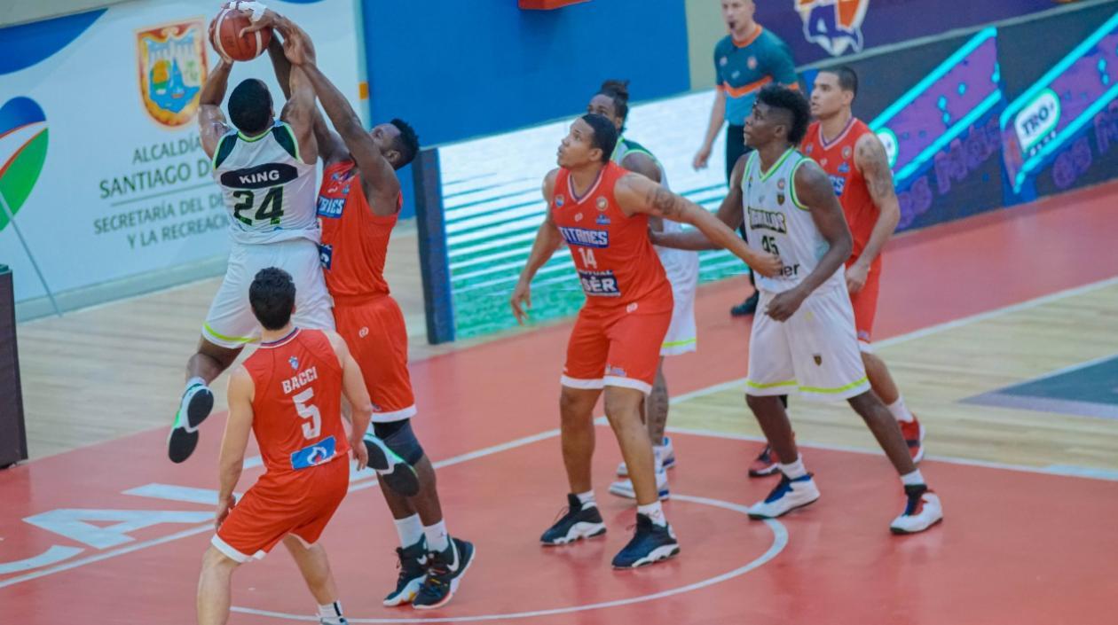 Titanes se impuso dos veces ante Tigrillos. 