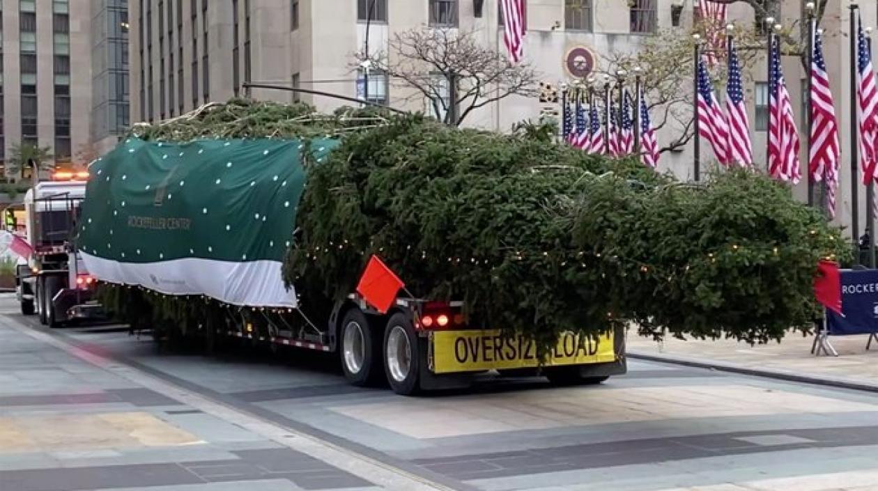 Llegó en un tráiler de 35 metros de largo que fue escoltado por una decena de vehículos policiales por las calles de Manhattan.