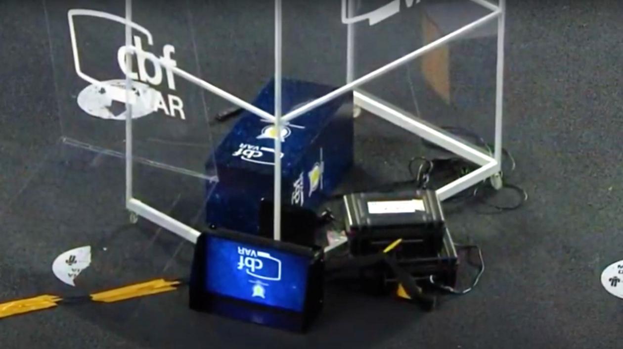 Así quedó la cabina del VAR luego de la patada de 'Gatito' Fernández. 