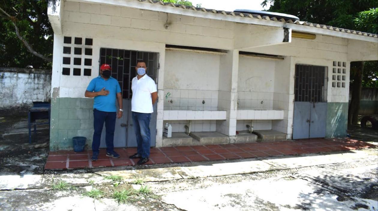 El Alcalde José Fernando Vargas durante la entrega de materiales a la Institución Educativa Francisco de Paula Santander, Sede Petronitas.