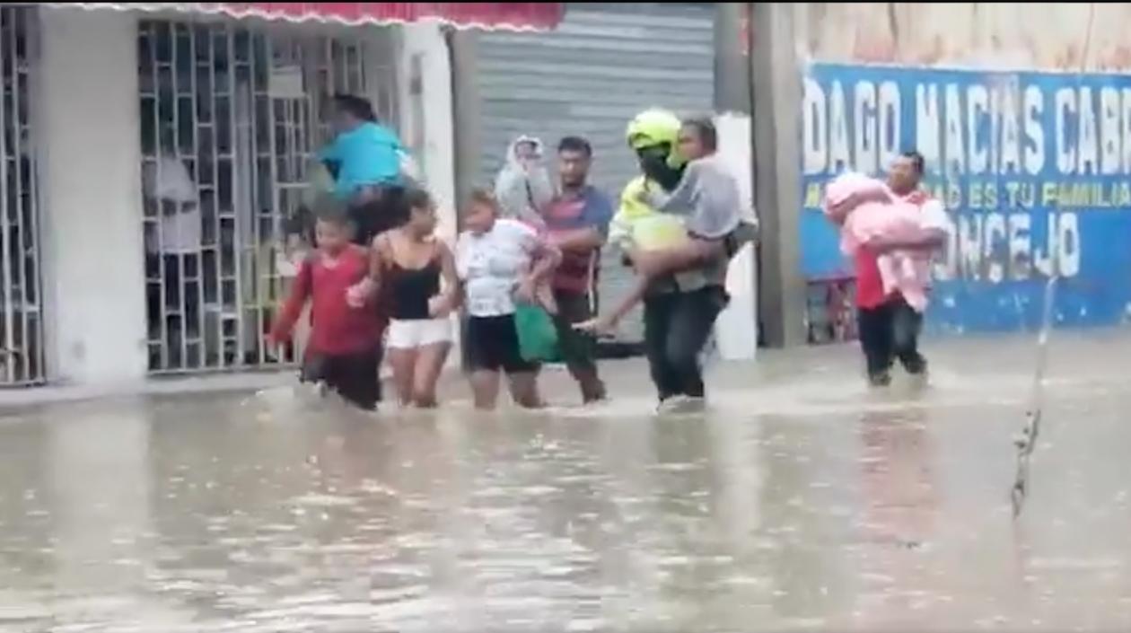 Los policías evacuando a los menores y a su mamá.