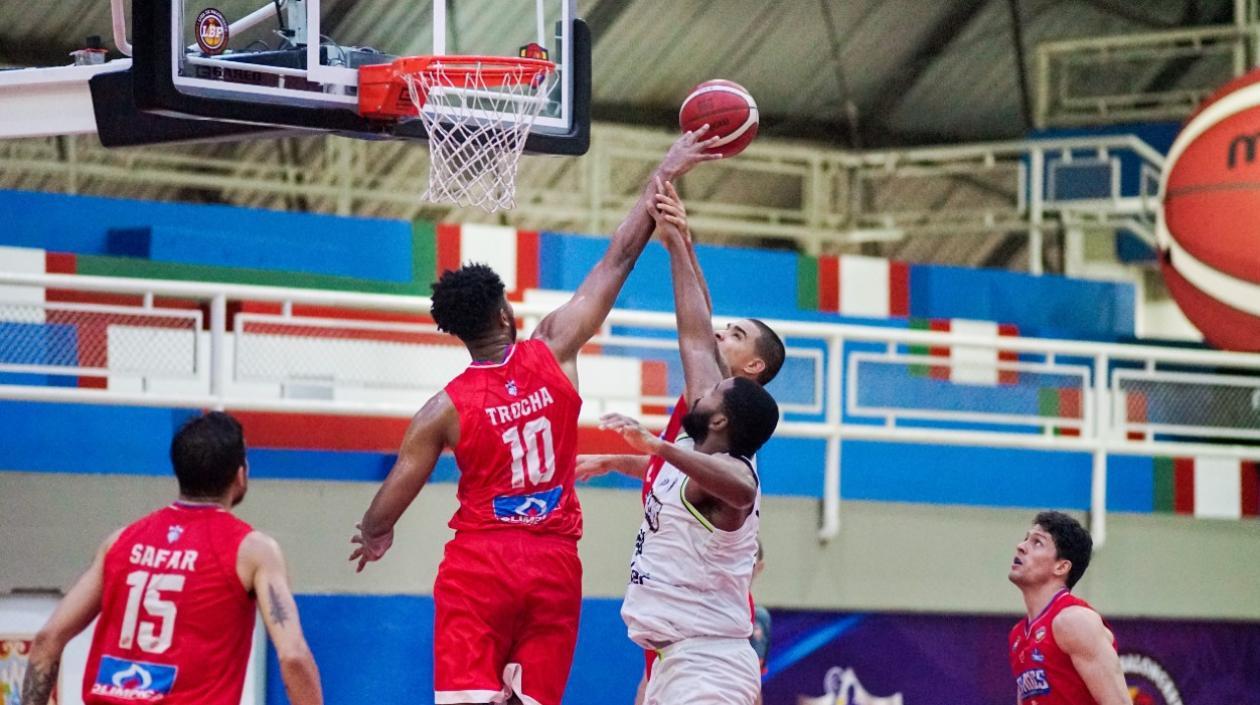 Acción del juego entre Titanes y Tigrillos. 