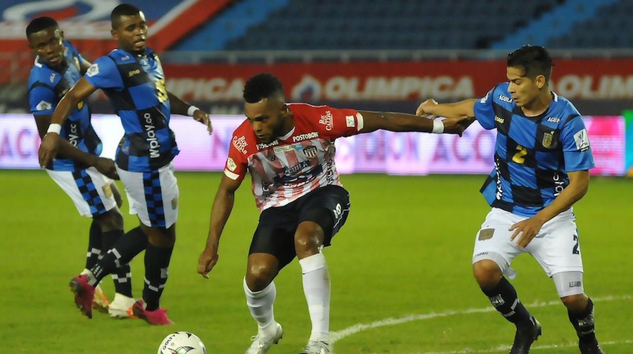 Miguel Ángel Borja enfrentando la marca de tres rivales.