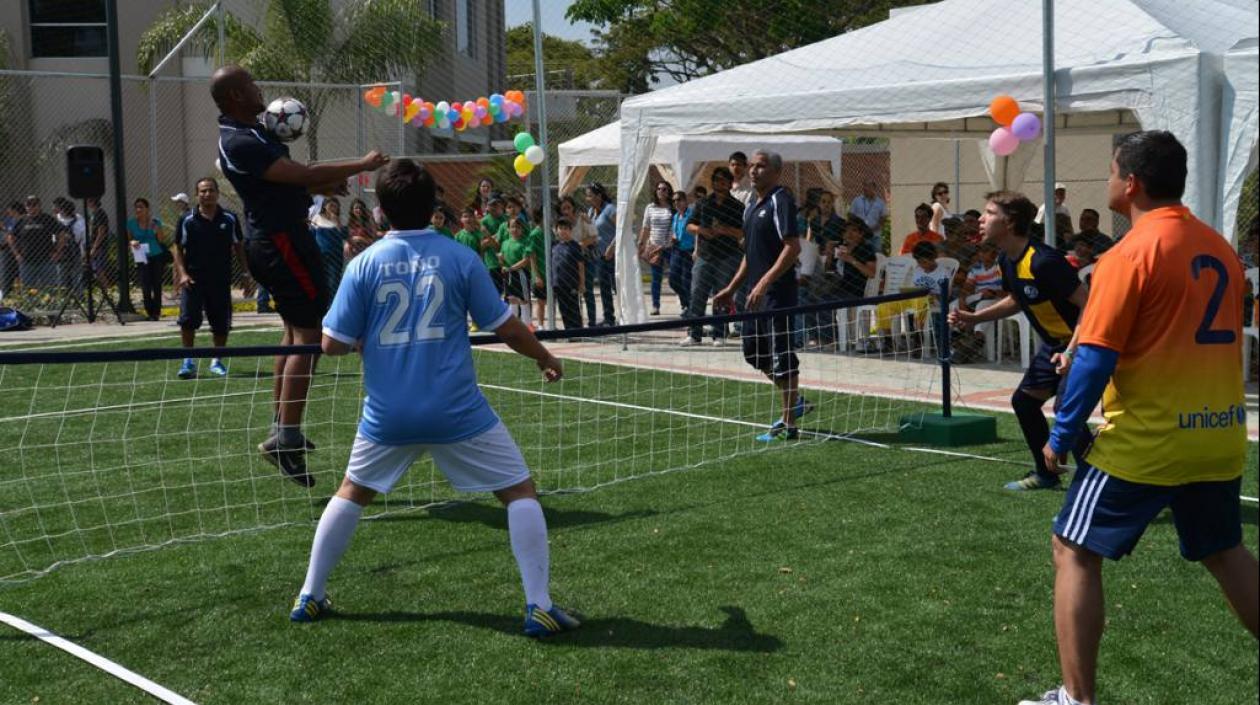 Aficionados practican el Fútbol-Tenis. 