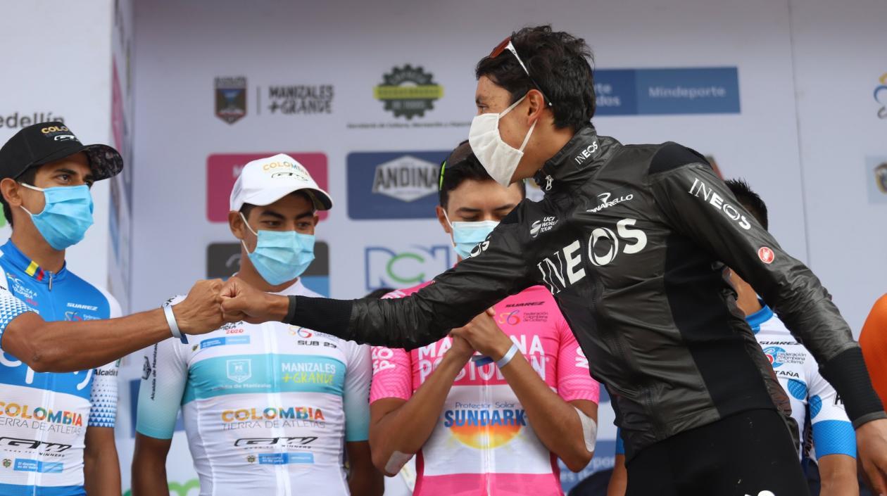 Nelson Soto recibe el saludo y la felicitación de Egan Bernal. 