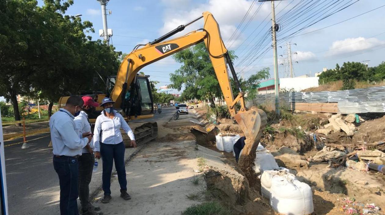 Trabajos en taludes del arroyo El Platanal.
