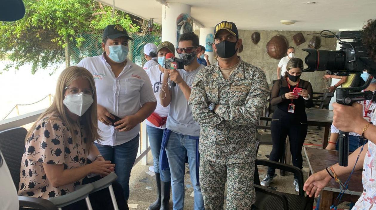 Gobernadora del Atlántico, Elsa Noguera, y el capitán del Puerto de Barranquilla, capitán Carlos Urbano.