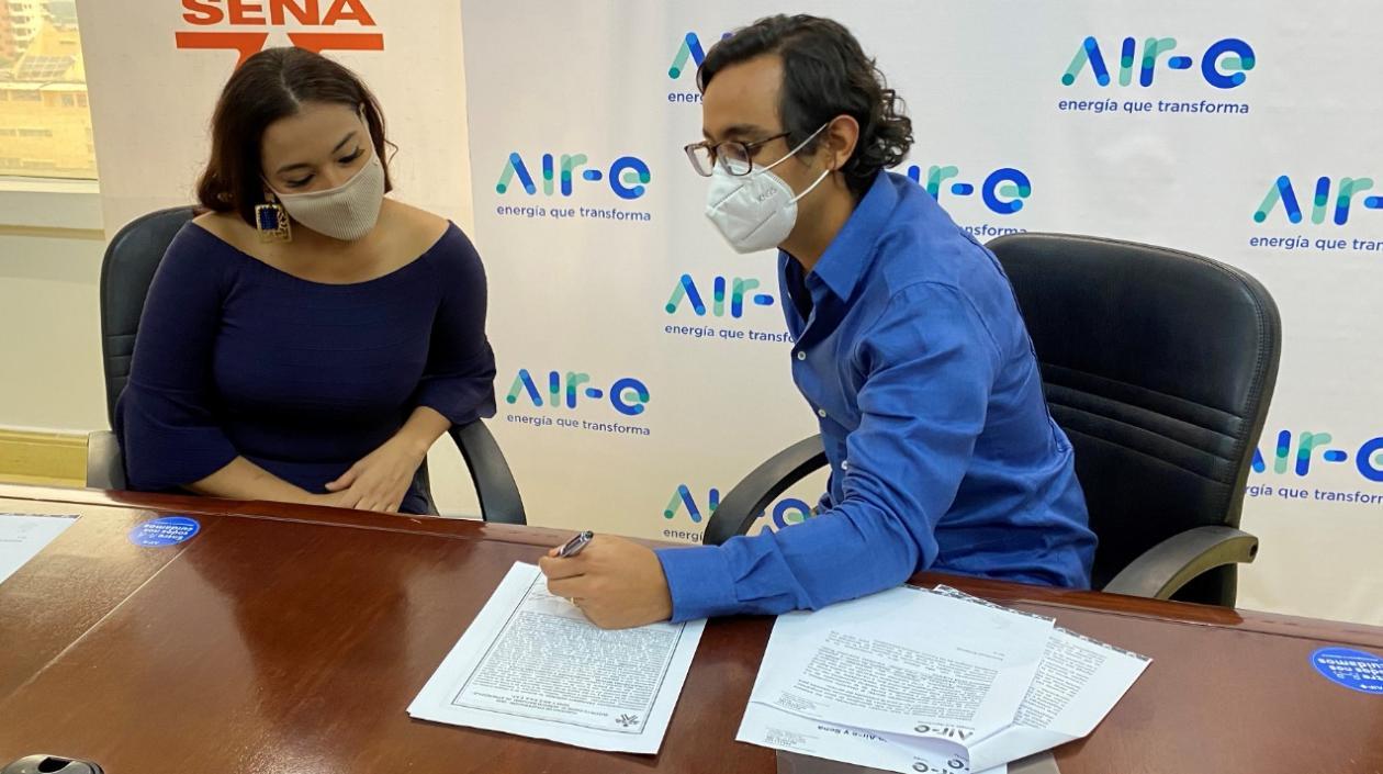 La Directora Sena Regional Atlántico, Jacqueline Rojas, y el presidente de Air-e, Felipe Ríos.