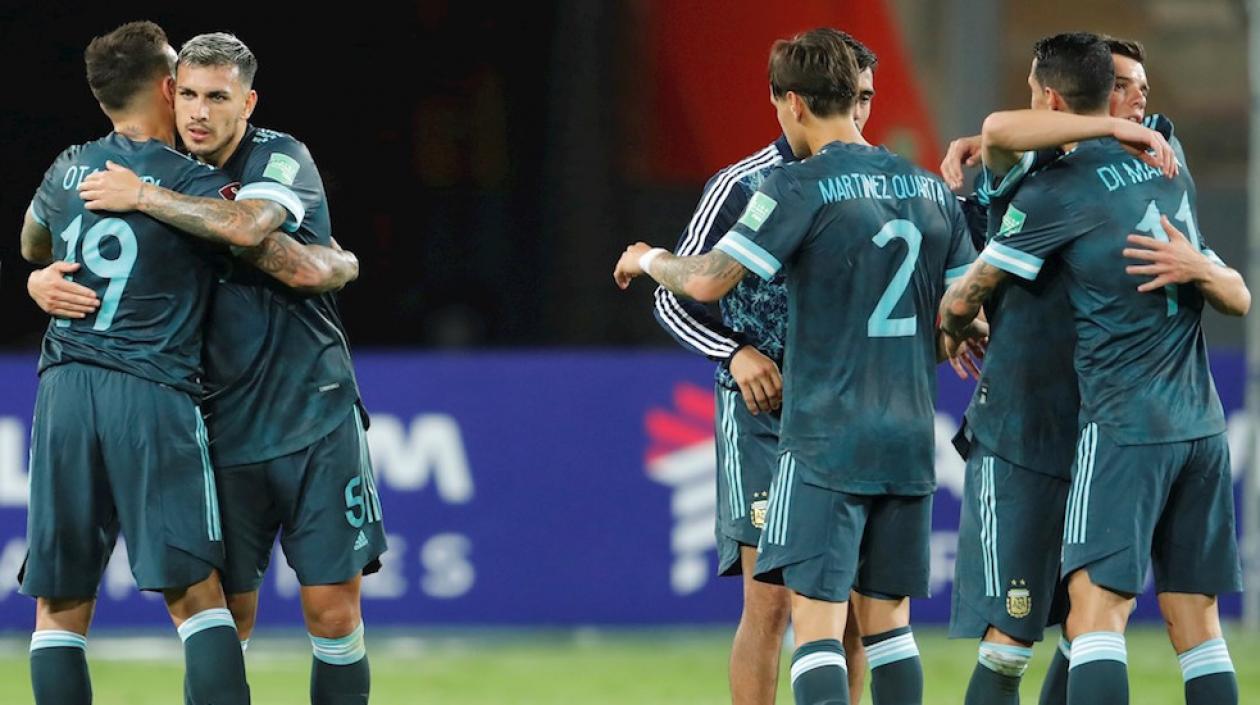 Jugadores de Argentina celebrando el triunfo.