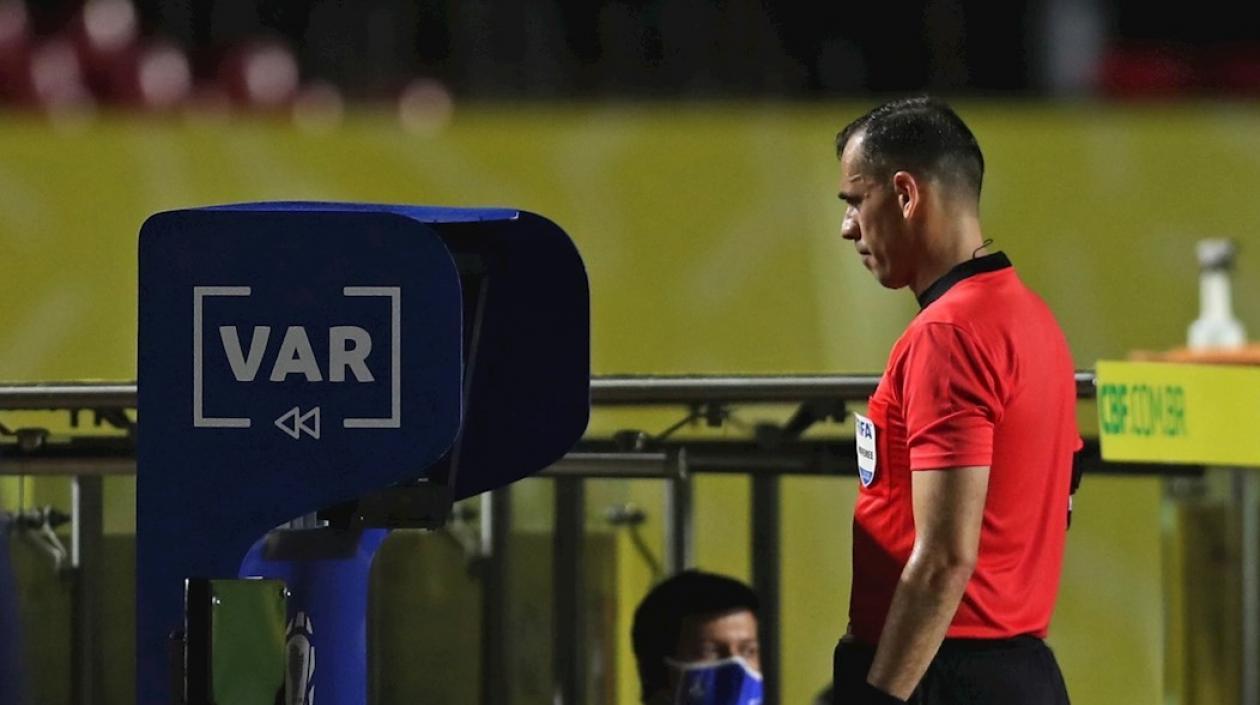 El árbitro Juan Gabriel Benítez chequea una jugada en el VAR. 