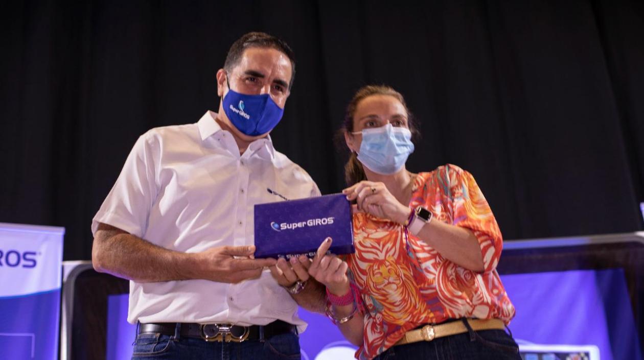 Edgar Páez entrega la tableta 500 a la Ministra Karen Abudinen.