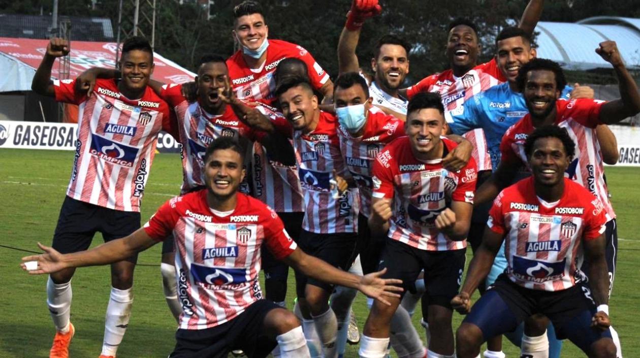 Sebastián Viera festeja con sus compañeros la clasificación. 