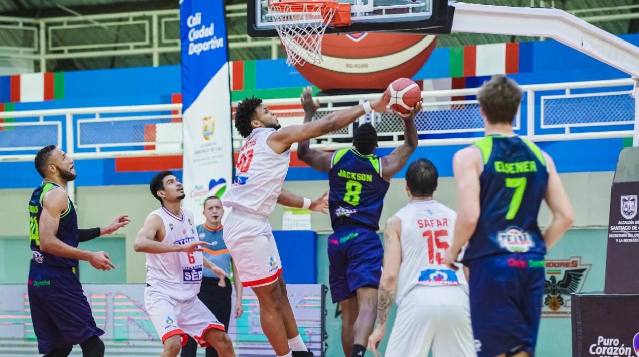 Luis Santos aplica un tapón a Michael Jackson. 