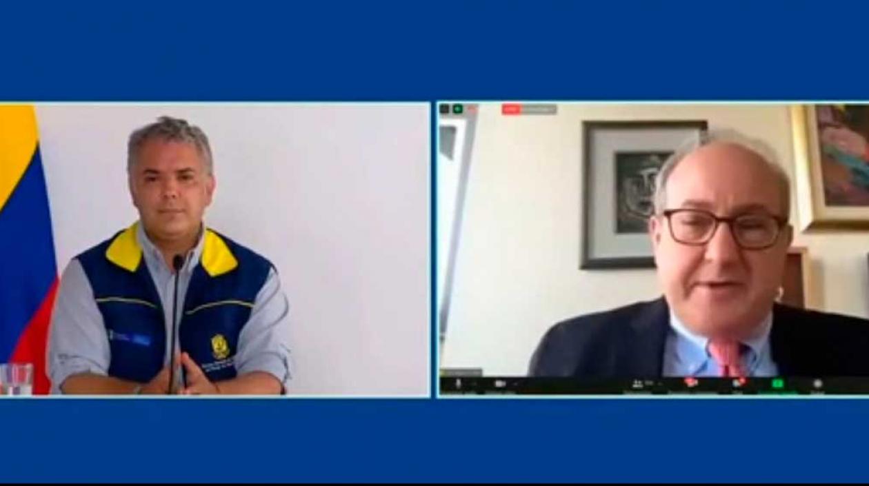 Michael Shifter, derecha, de Diálogo Interamericano,  habla con el Presidente Duque sobre San Andrés y Providencia.